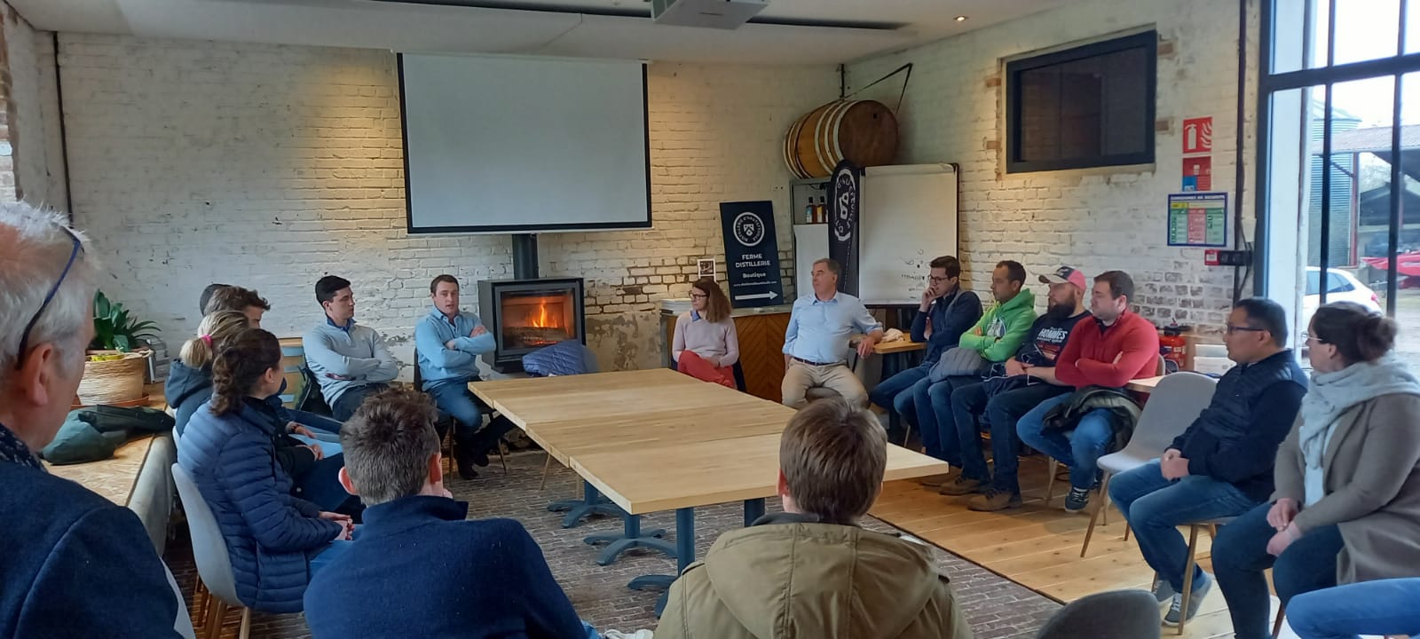 Les jeunes agriculteurs bénéficiaires de l'offre OJI accueillis à la distillerie d'Hautefeuille à Beaucourt-en-Santerre. 