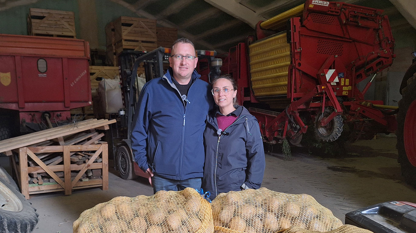 Michaël et Amandine Decouvelaere misent sur la diversification pour assurer l’avenir de leur ferme. Entre cultures, volailles, travaux agricoles et nouveaux projets, leur exploitation est le reflet d’un modèle en pleine évolution.